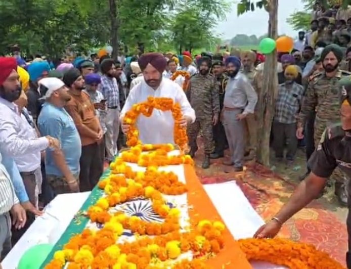 ਪਿੰਡ ਮਾਨੂੰਪੁਰ ਦੇ ਸ਼ਹੀਦ ਪ੍ਰਿਤਪਾਲ ਸਿੰਘ ਦਾ ਸਰਕਾਰੀ ਸਨਮਾਨਾ ਨਾਲ ਕੀਤਾ ਸੰਸਕਾਰ